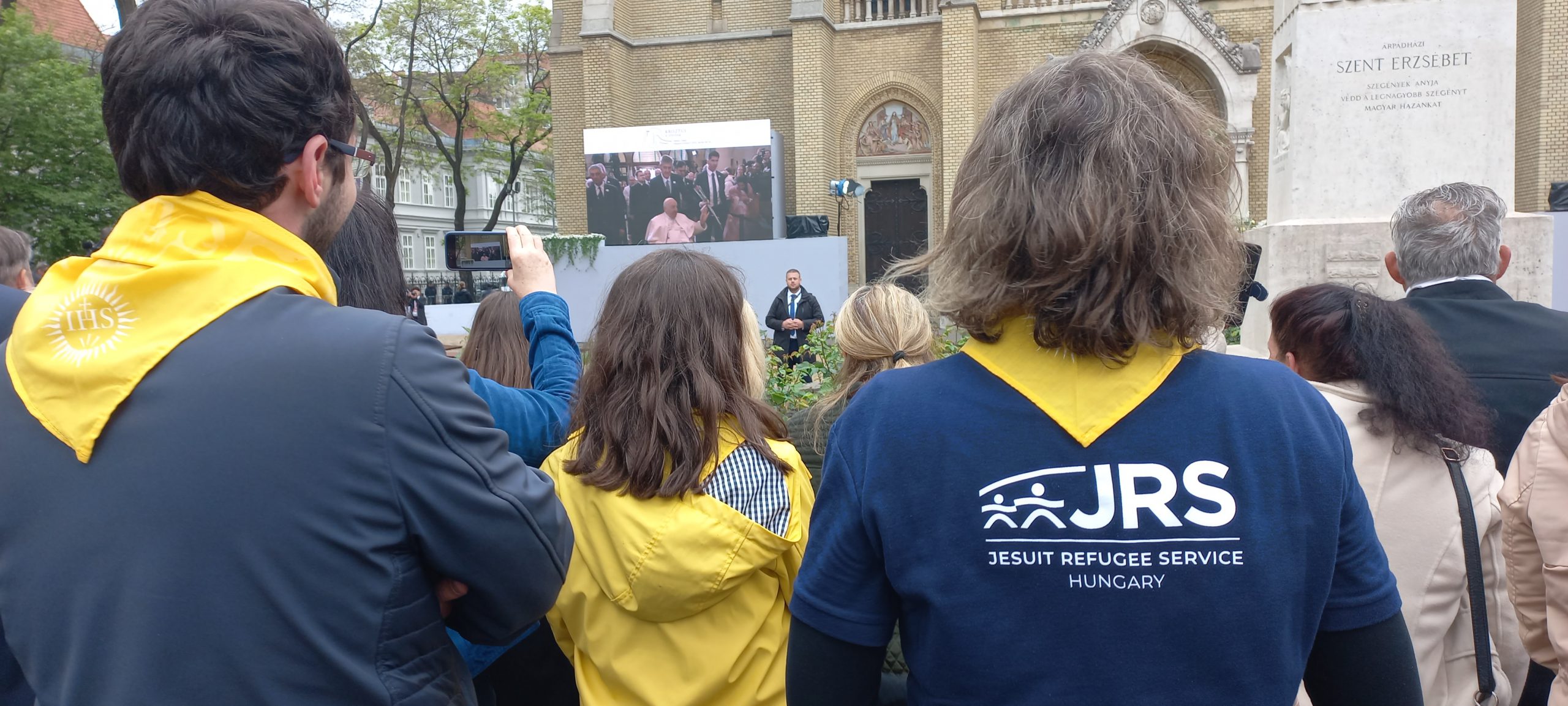 Pope Francis met with JRS Hungary staff and refugees. - JRS Europe